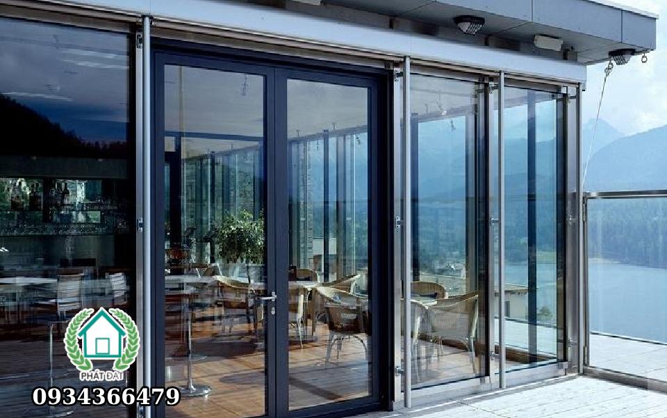 cách dùng vách ngăn kính cường lực