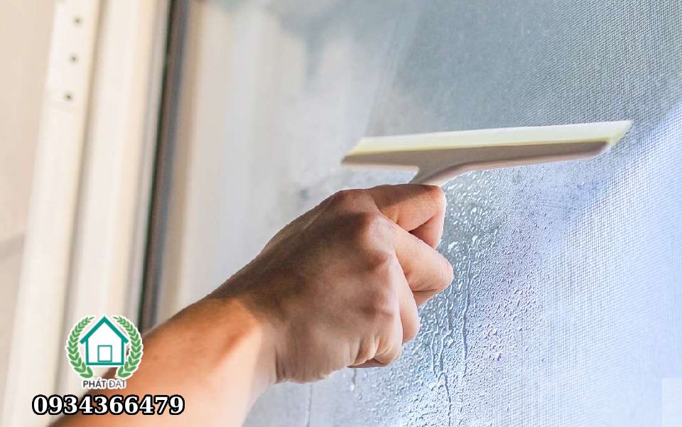 vệ sinh kính cường lực đúng cách